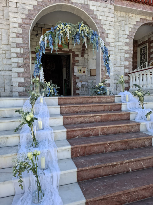 Wedding decoration with wisteria flowers in shades of blue.