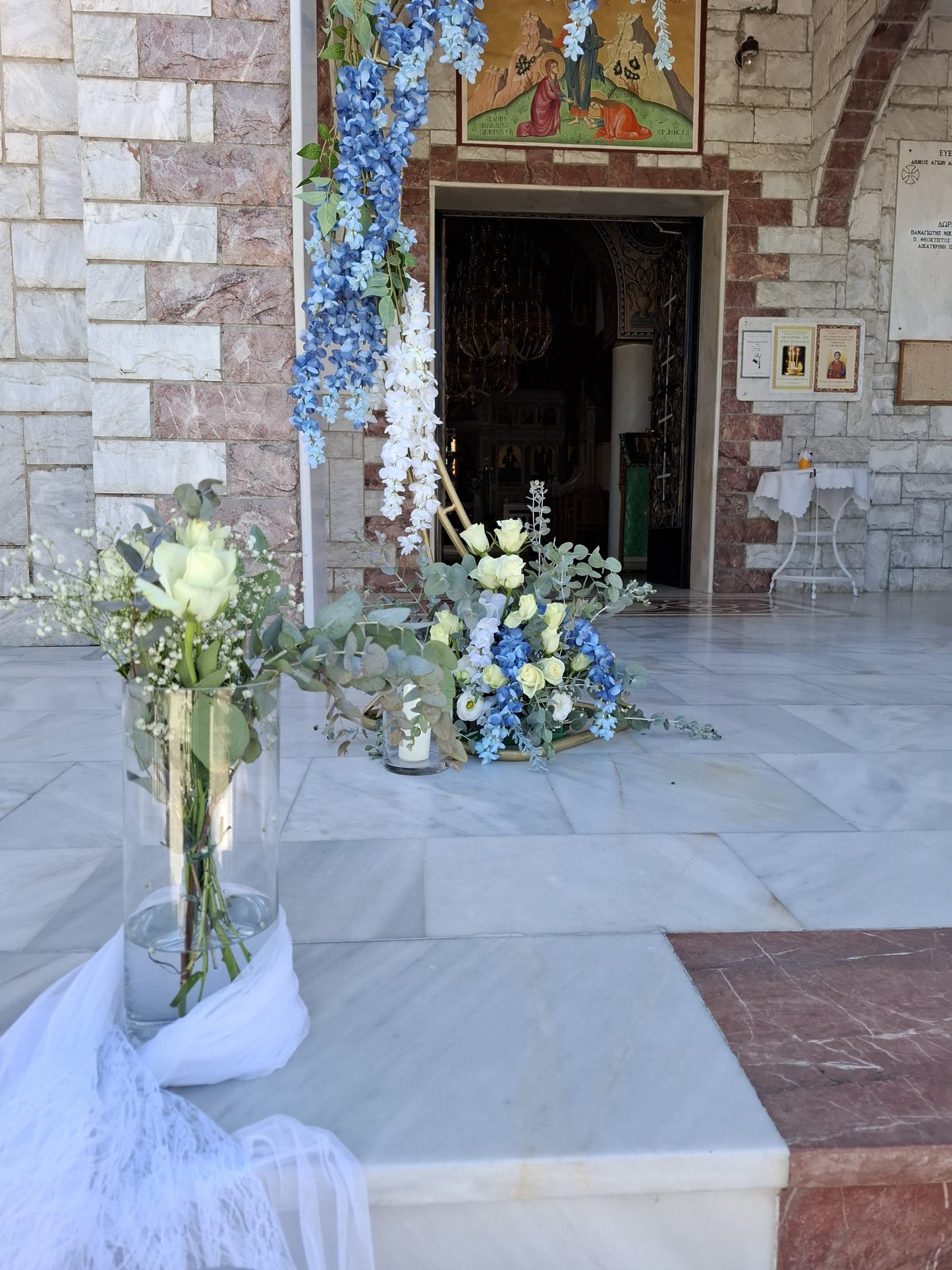 Διακόσμηση Γάμου με βιστέρια λουλούδια σε αποχρώσεις του γαλάζιου.