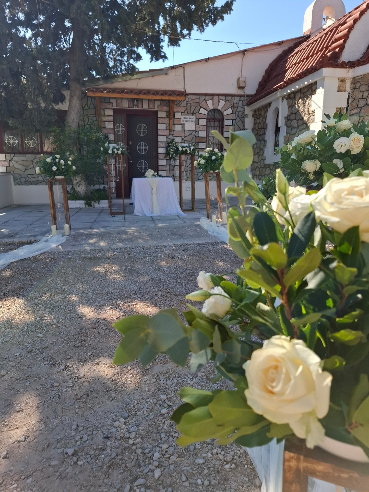 Διακόσμηση Γάμου με ξύλινες βάσεις και συνθέσεις με λυσίανθο και τριαντάφυλλα