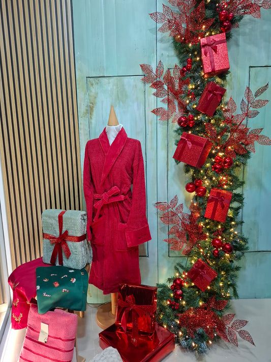 Διακόσμηση χριστουγεννιάτικης βιτρτίνας σε κατάστημα με λευκά είδη