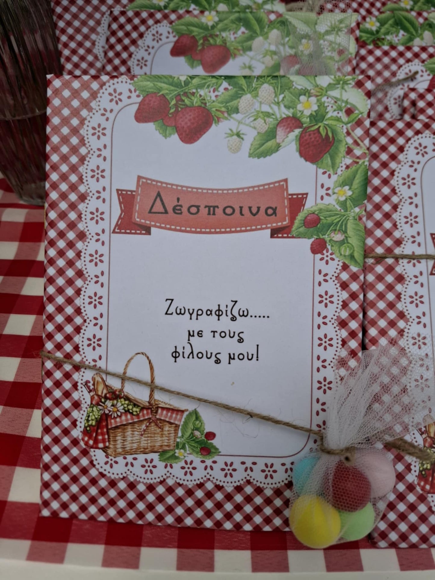 Διακόσμηση βάπτισης με θέμα πικνίκ και φράουλα