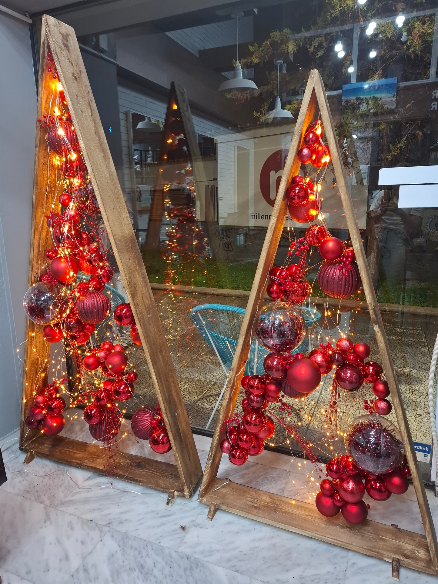 Διακόσμηση Χριστουγεννιάτικης βιτρίνας σε κομμωτήριο