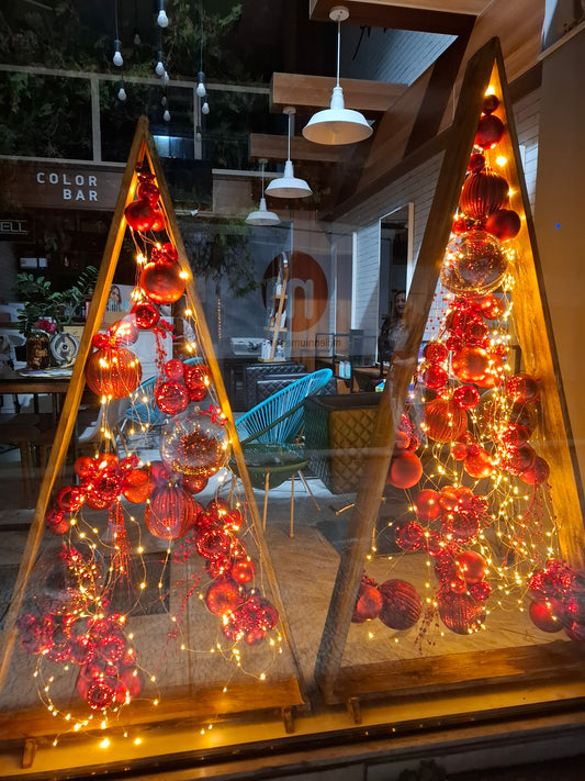 Διακόσμηση Χριστουγεννιάτικης βιτρίνας σε κομμωτήριο