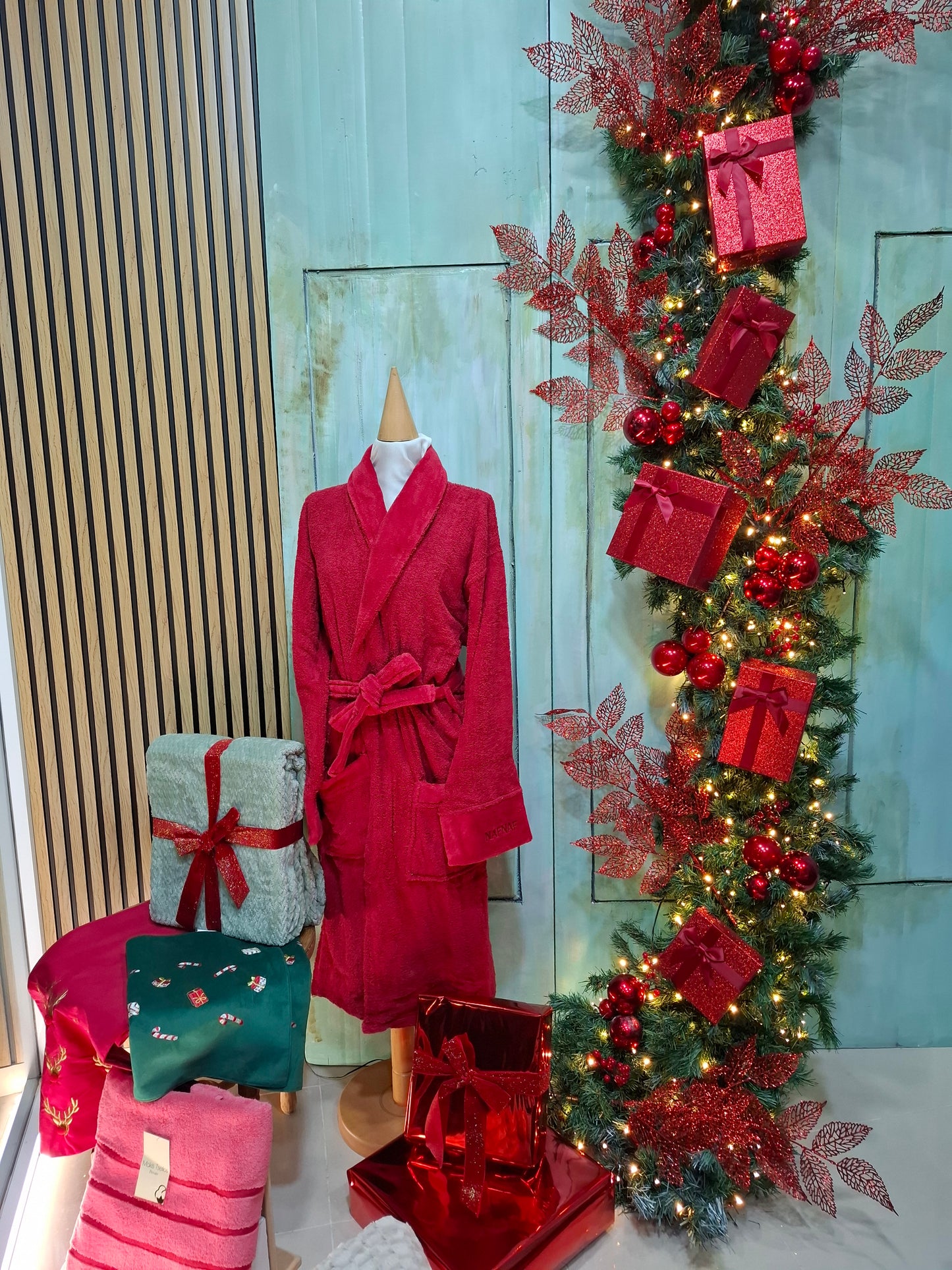 Διακόσμηση χριστουγεννιάτικης βιτρτίνας σε κατάστημα με λευκά είδη