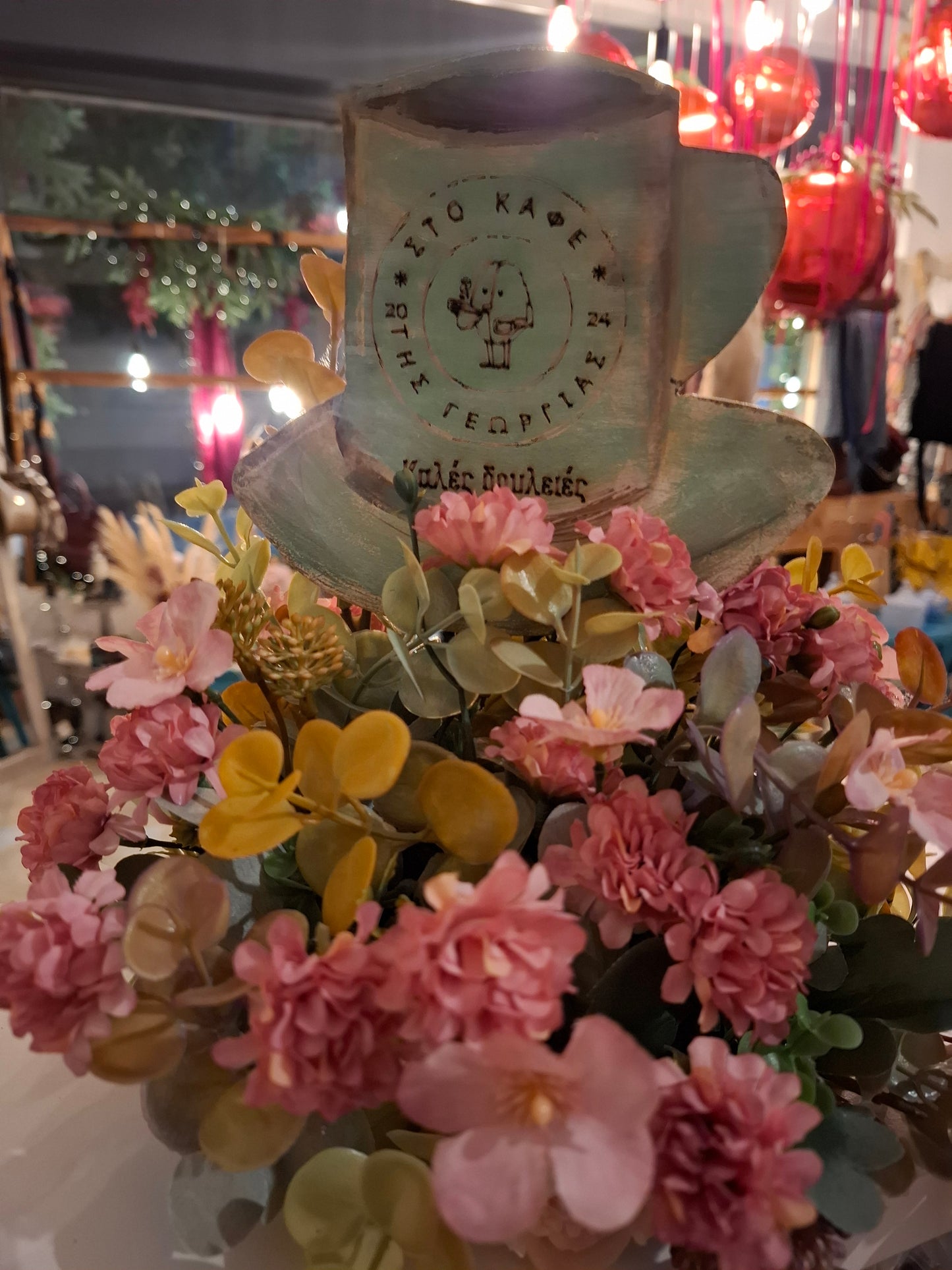 Δώρο σύνθεση με λουλούδια για εγκαίνια με το logo εκτυπωμένο