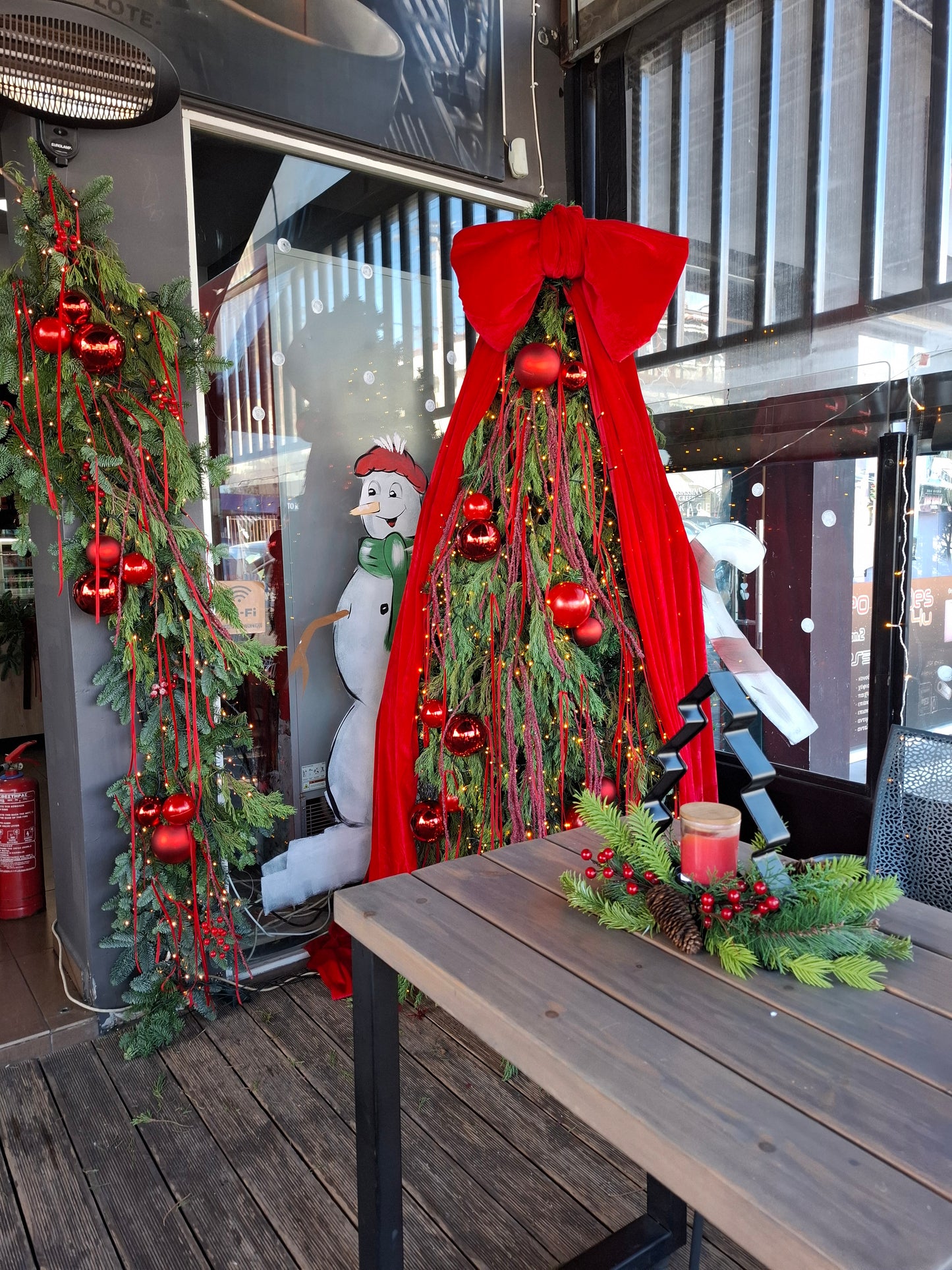 Χριστουγεννιάτικη Διακόσμηση σε καφετέρια