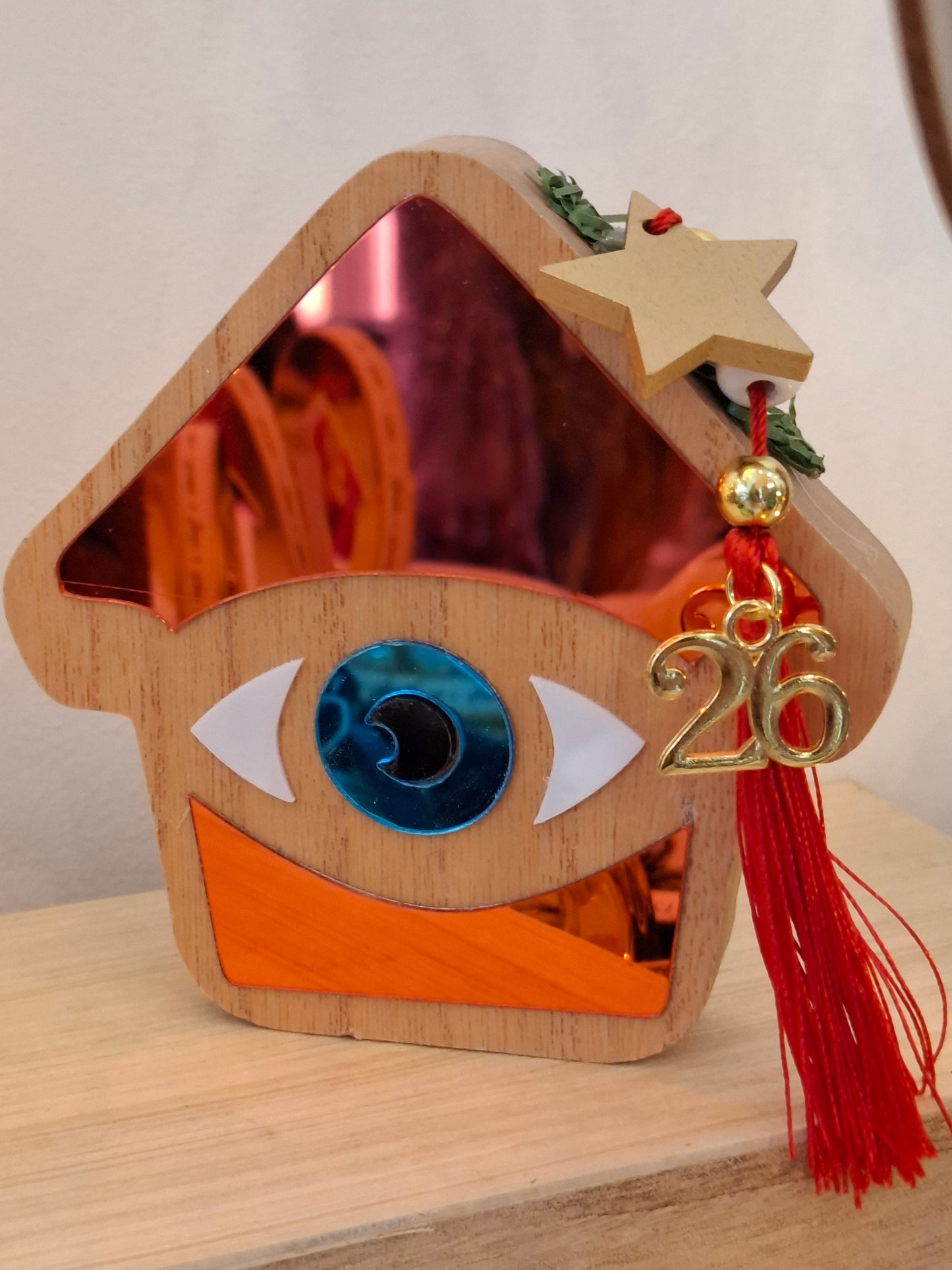 Γούρι ξύλινο με plejiglass  12x13cm