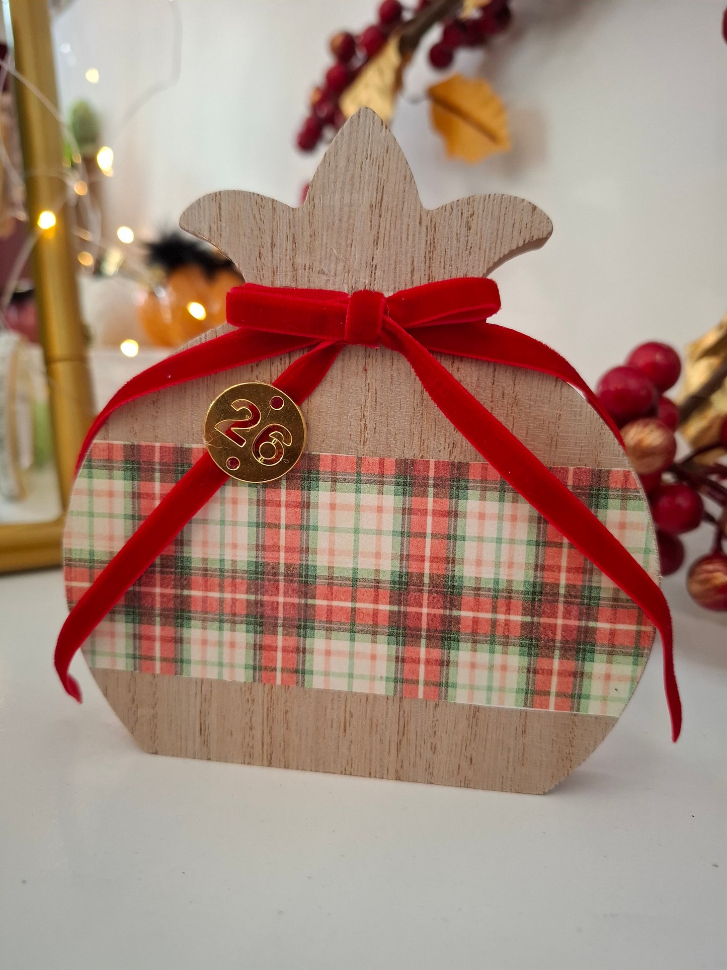 Γούρι Ξύλινο Ρόδι με καρό κόκκινο λεπτομέρεια