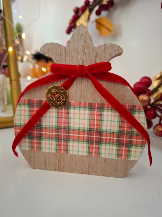 Γούρι Ξύλινο Ρόδι με καρό κόκκινο λεπτομέρεια