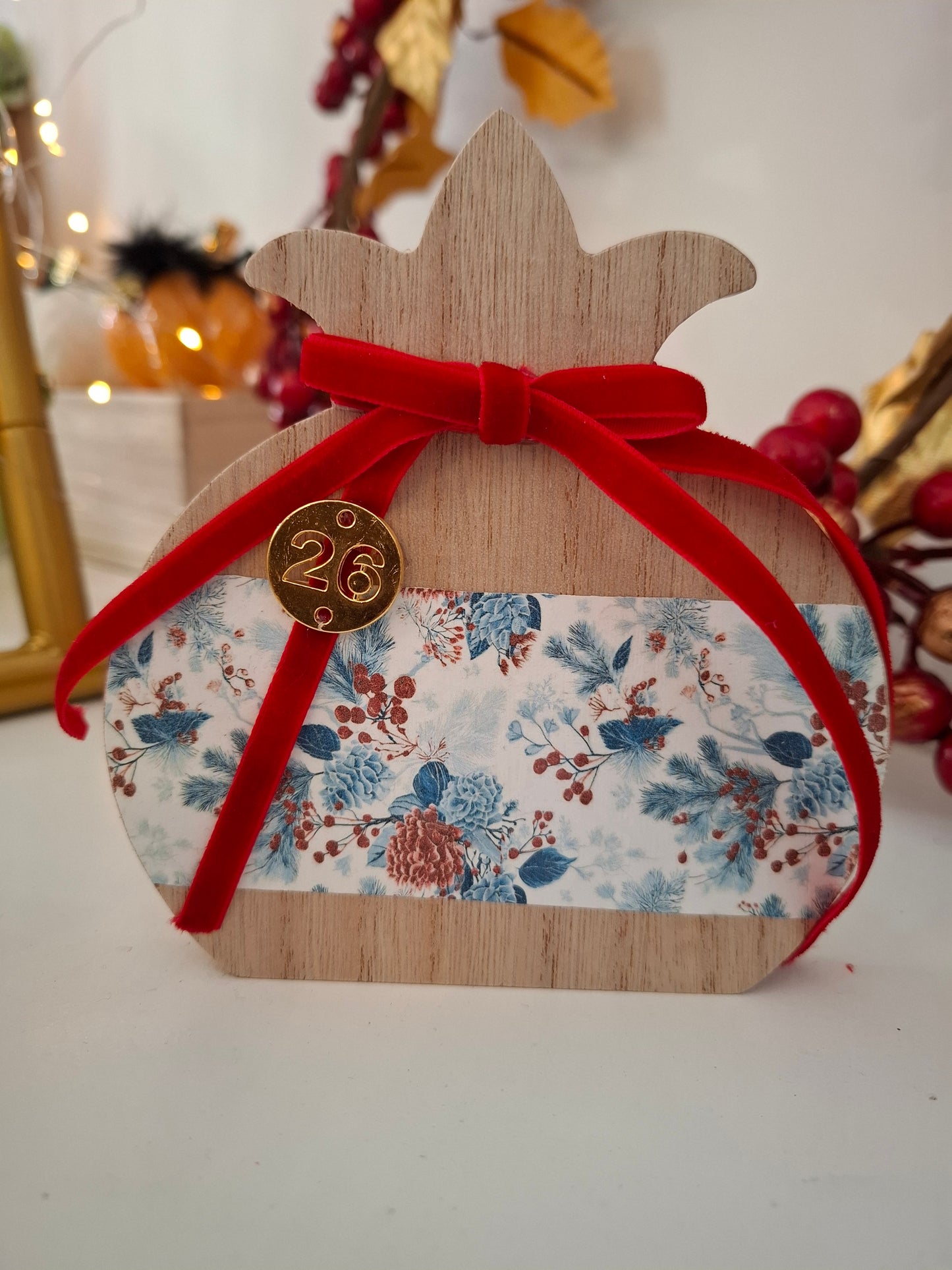 Γούρι ξύλινο ρόδι με μπλέ και κόκκινες λεπτομέρειες