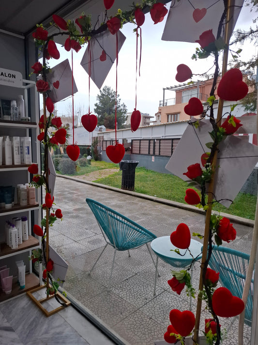 Διακόσμηση βιτρίνας με θέμα το Άγιο Βαλεντίνο