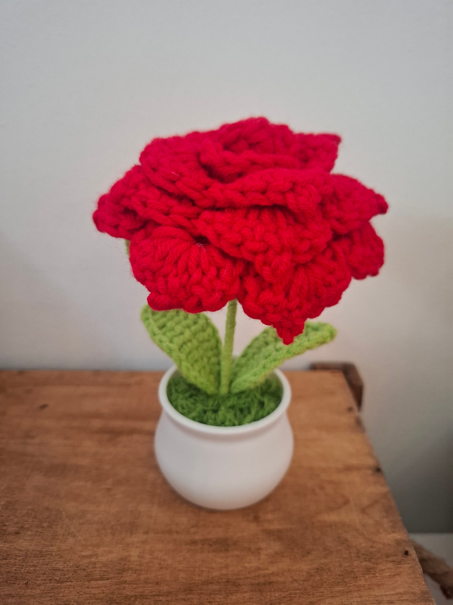 Γλαστράκι με πλεκτό τριαντάφυλλο