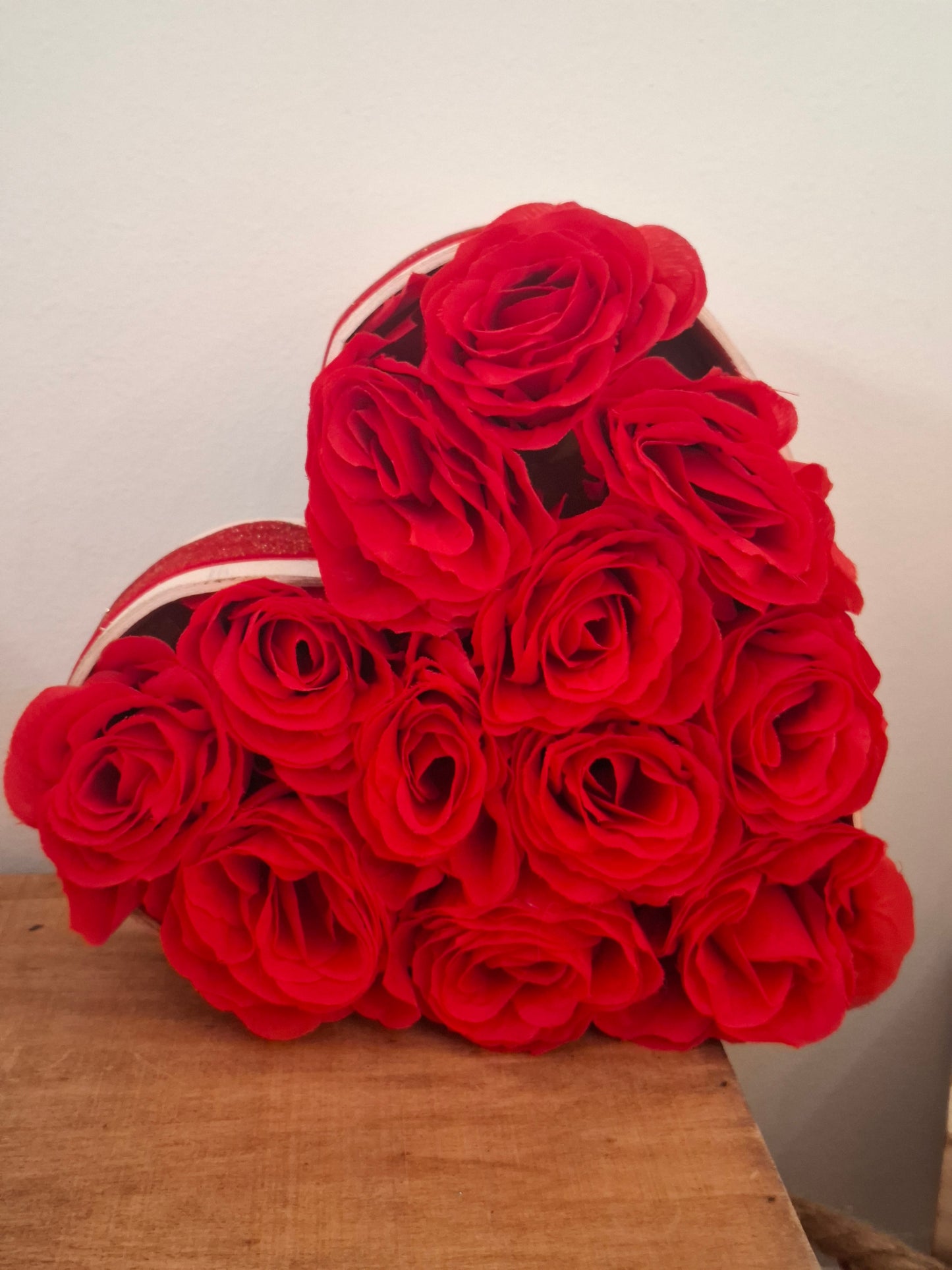 Ξύλινη καρδιά με τριαντάφυλλα