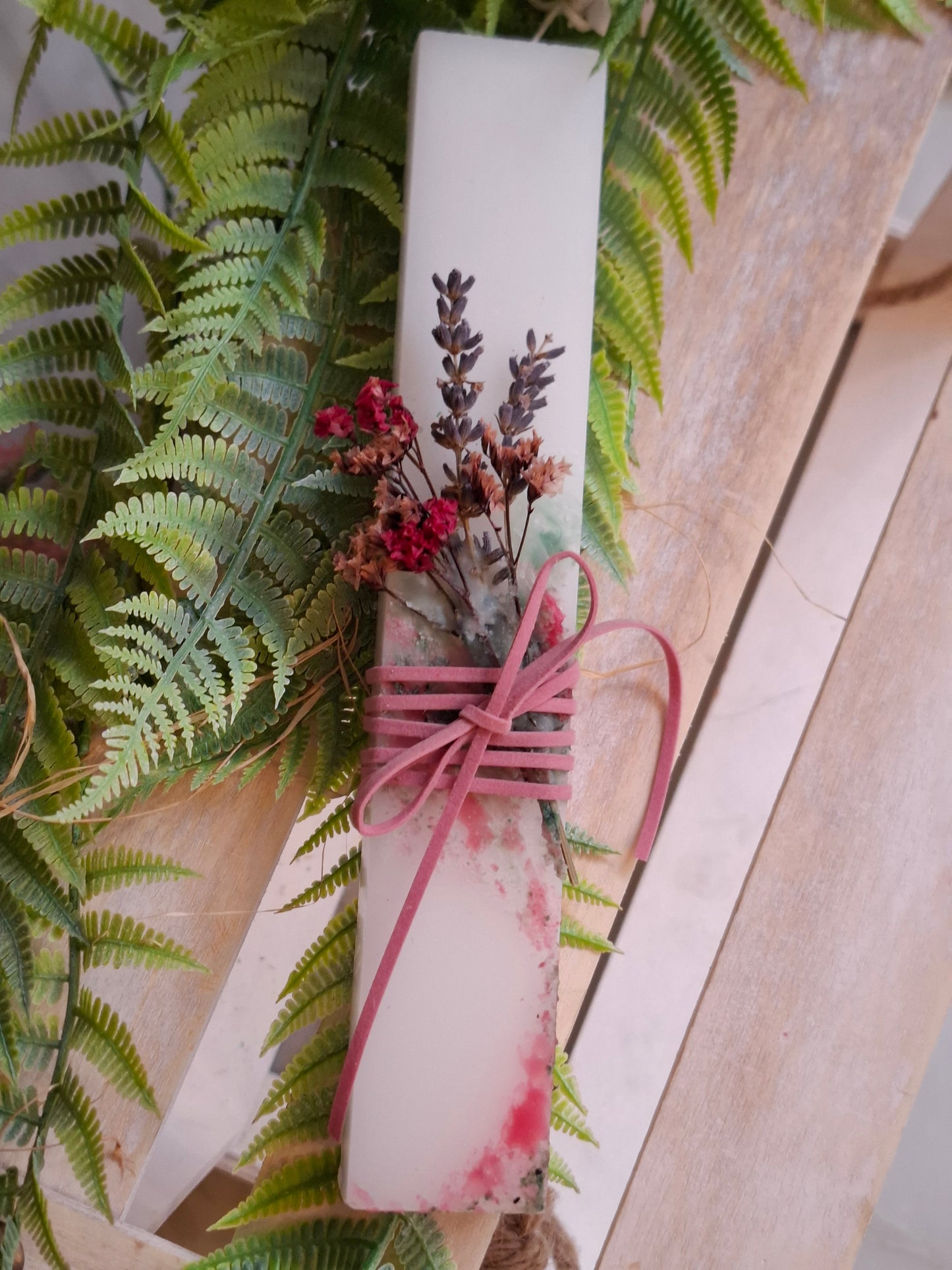 Λαμπάδα χειροποίητη με αποξηραμένα λουλούδια