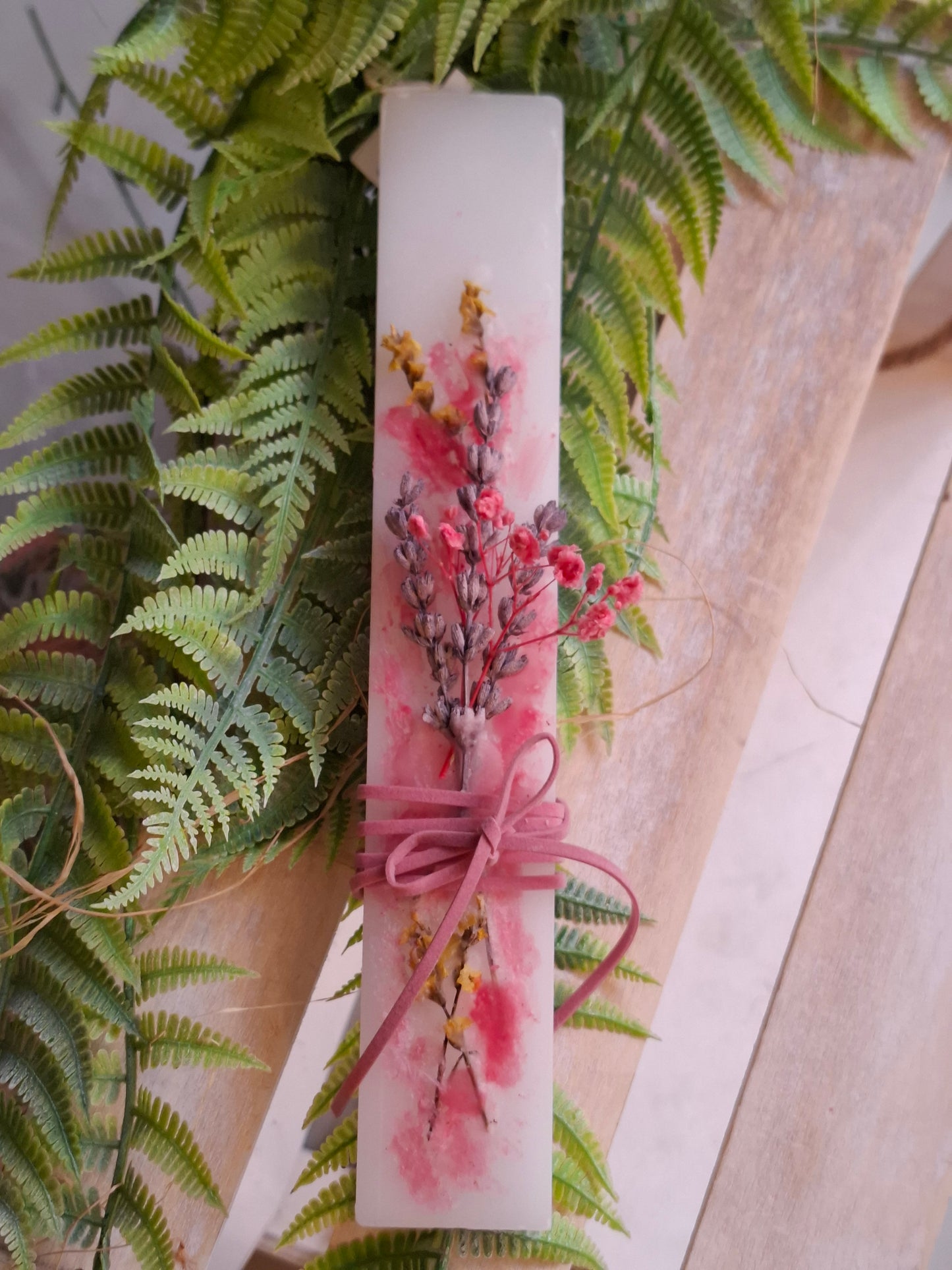 Λαμπάδα χειροποίητη με αποξηραμένα λουλούδια