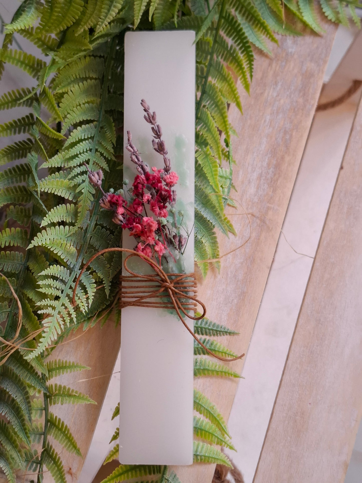 Λαμπάδα χειροποίητη με αποξηραμένα λουλούδια