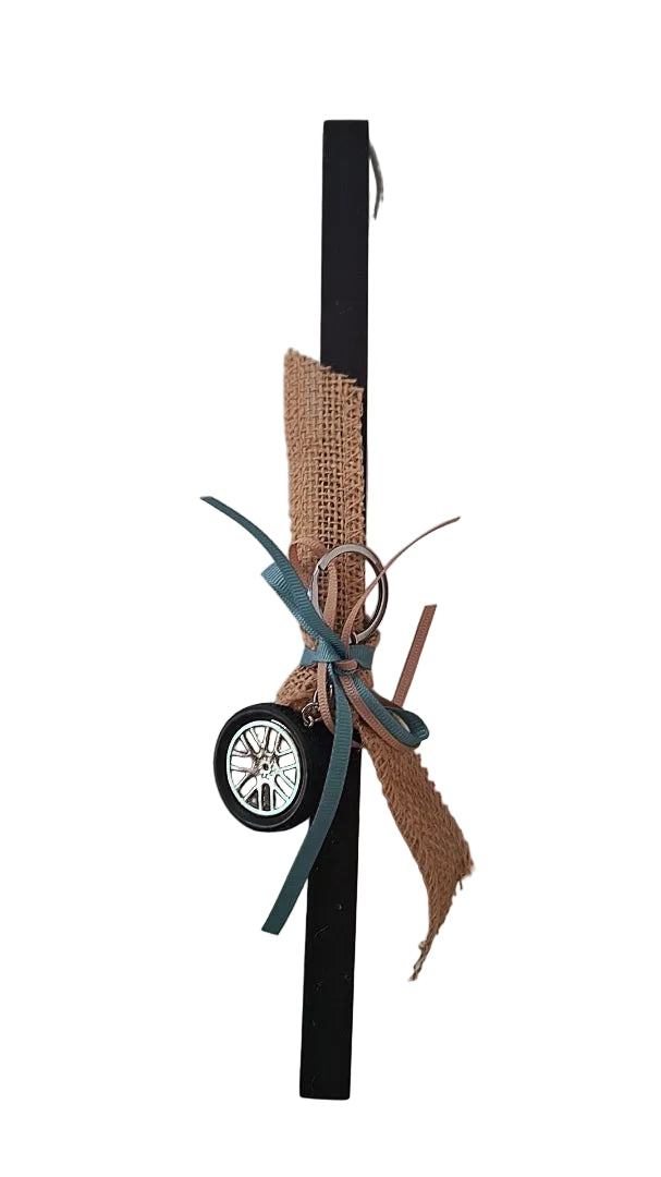 Λαμπάδα μαύρη τετράγωνη με μπρελόκ με ρόδα αυτοκινήτου