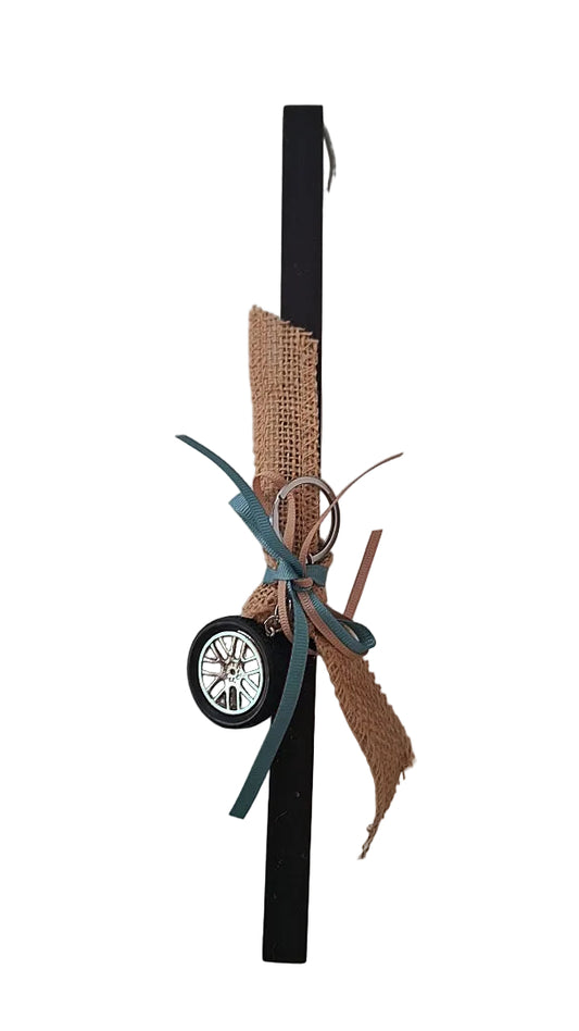 Λαμπάδα μαύρη τετράγωνη με μπρελόκ με ρόδα αυτοκινήτου