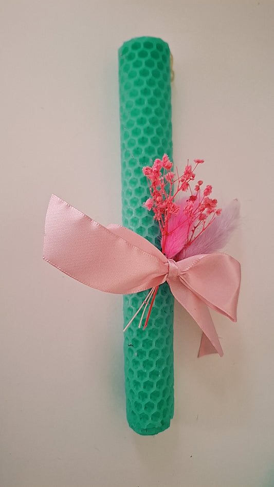 Λαμπάδα με φύλλα κηρήθρας στο χρώμα της μέντας με αποξηραμένα λουλούδια