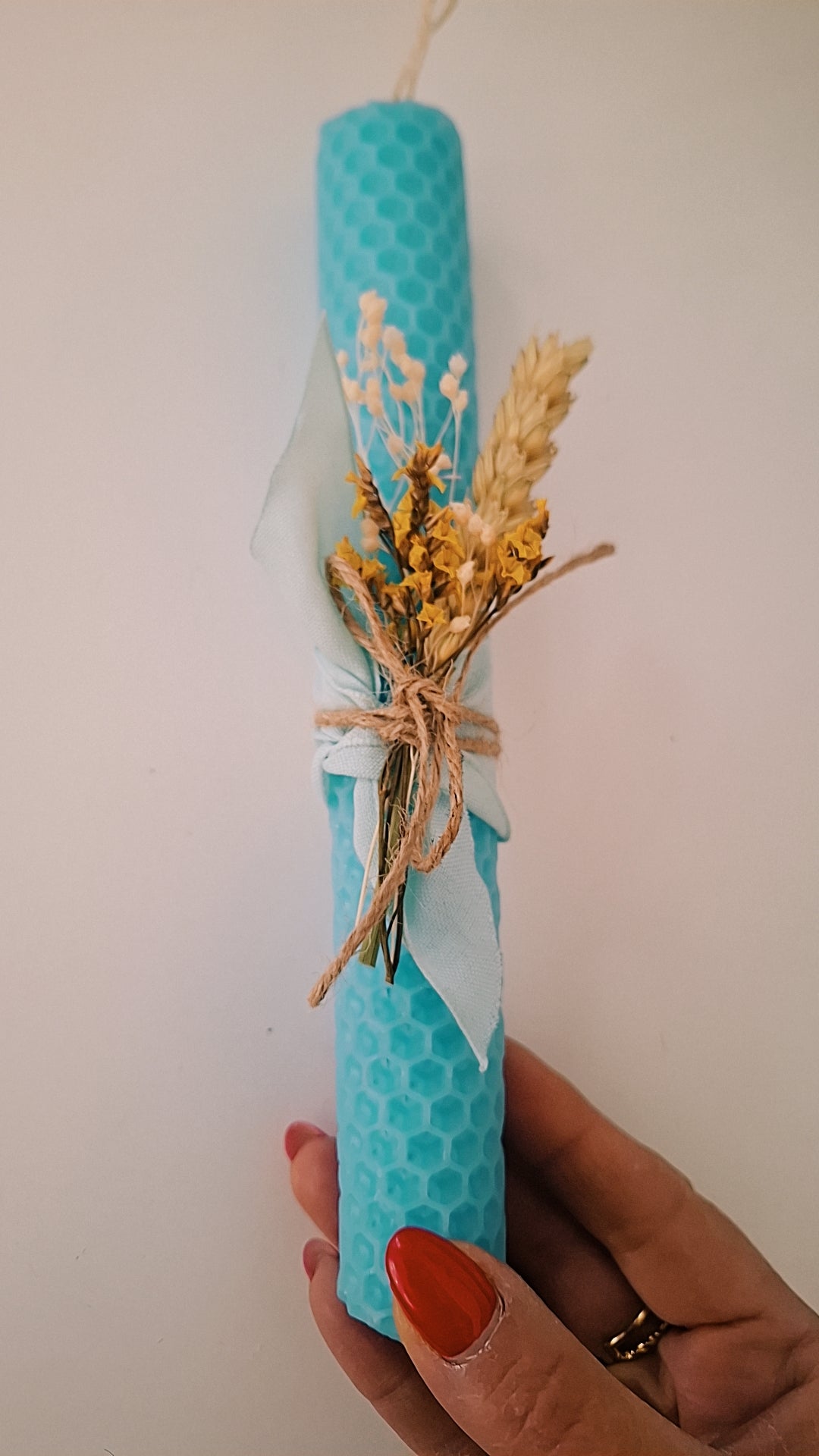 Λαμπάδα με φύλλα κηρήθρας σε γαλάζιο χρώμα με αποξηραμένα λουλούδια