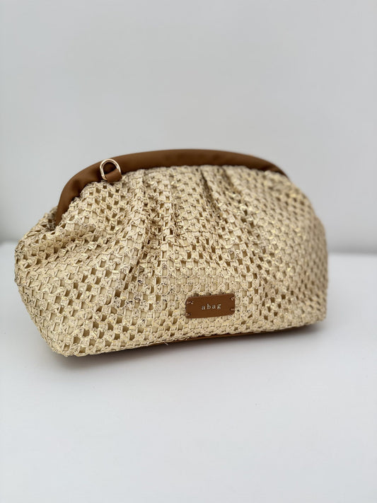 Ψάθινη τσάντα clutch σε χρυσή απόχρωση με λουράκι χιαστί