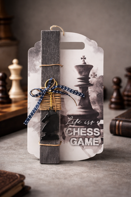 Λαμπάδα με ξύλινη πλάτη με θέμα το σκάκι.
