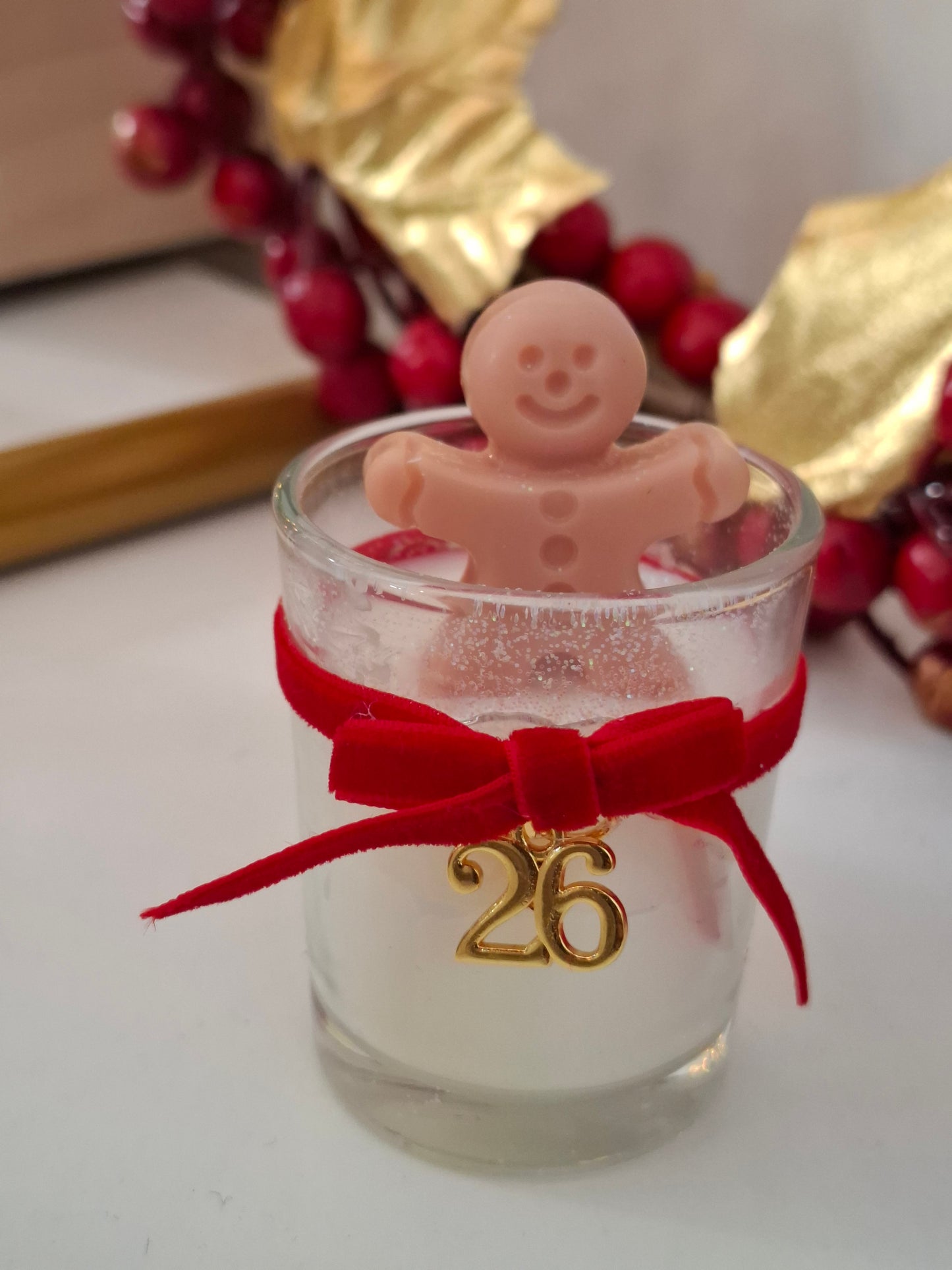 Χριστουγεννιάτικο γούρι κεράκι σόγιας με gingerbread σε σφηνάκι