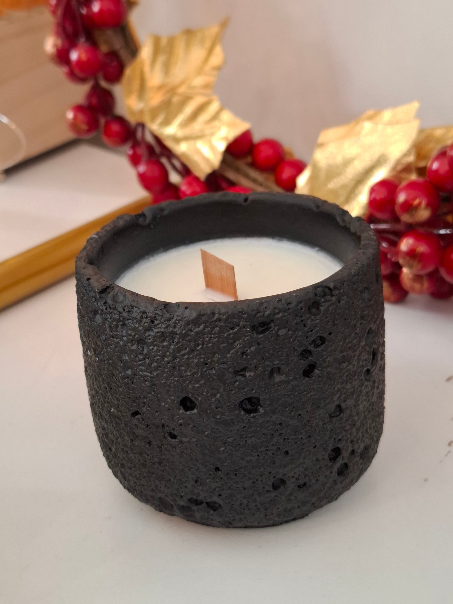 Κεράκι σόγιας σε πέτρινο δοχείο με χριστουγεννιάτικο άρωμα
