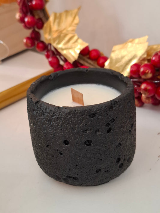 Κεράκι σόγιας σε πέτρινο δοχείο με χριστουγεννιάτικο άρωμα